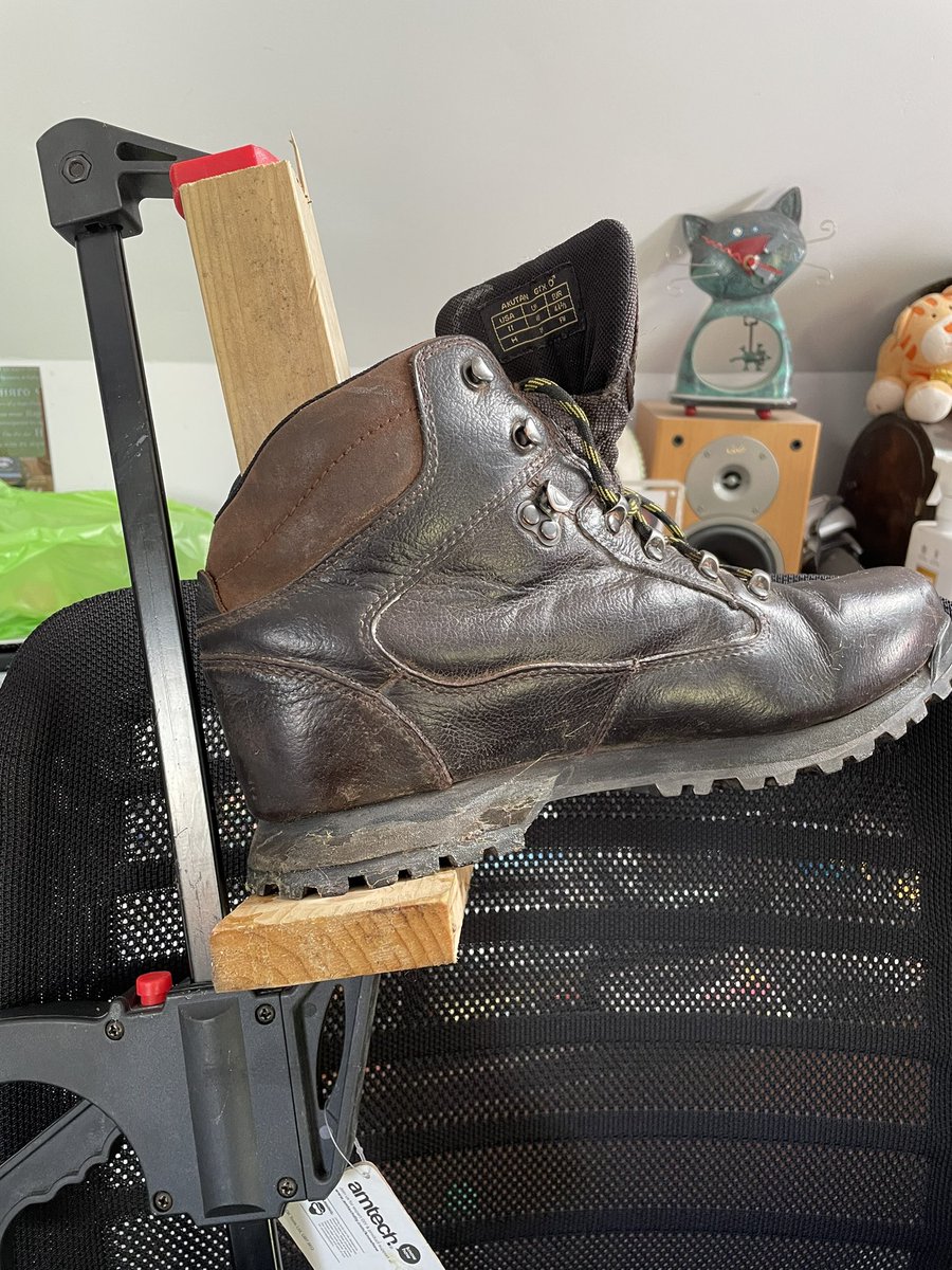 TheRealVonHorst's tweet photo. This weekend’s mini-project was restoring a pair of vintage #BrasherBoots that I picked up on #Marketplace. Expensive when new the sole had detached (a common failure on 1990s boots). Some Shoe Glue, some wax and they are good for their second life! #RestoreReuseRecycle #walking https://t.co/jLgnO8n1yv