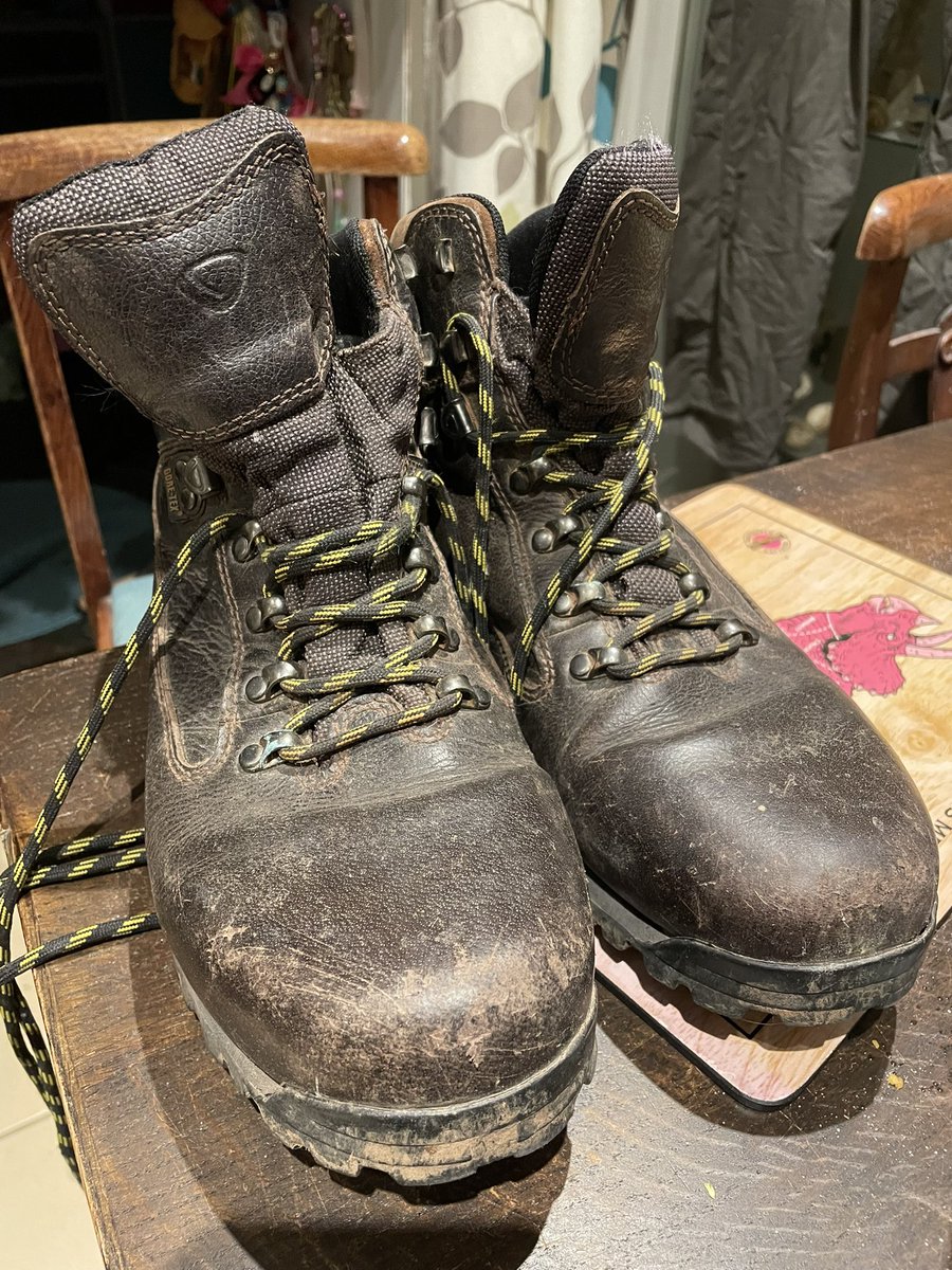 TheRealVonHorst's tweet photo. This weekend’s mini-project was restoring a pair of vintage #BrasherBoots that I picked up on #Marketplace. Expensive when new the sole had detached (a common failure on 1990s boots). Some Shoe Glue, some wax and they are good for their second life! #RestoreReuseRecycle #walking https://t.co/jLgnO8n1yv