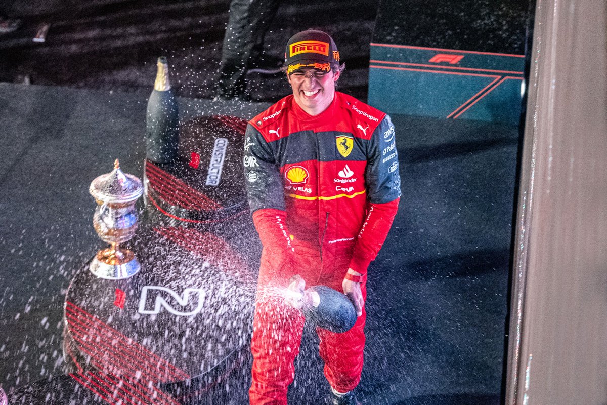 Carlossainz55's tweet photo. 🇧🇭 Ferrari está de vuelta! Este doblete es recompensa a tantísimo trabajo y queremos compartir la alegría con todos los Tifosi. No me he sentido a gusto en el coche pero la semana que viene vamos a por ello. Felicidades a Charles. Forza Ferrari!

👉https://t.co/dsmUWzmJ9H https://t.co/Wly0waB9Kd