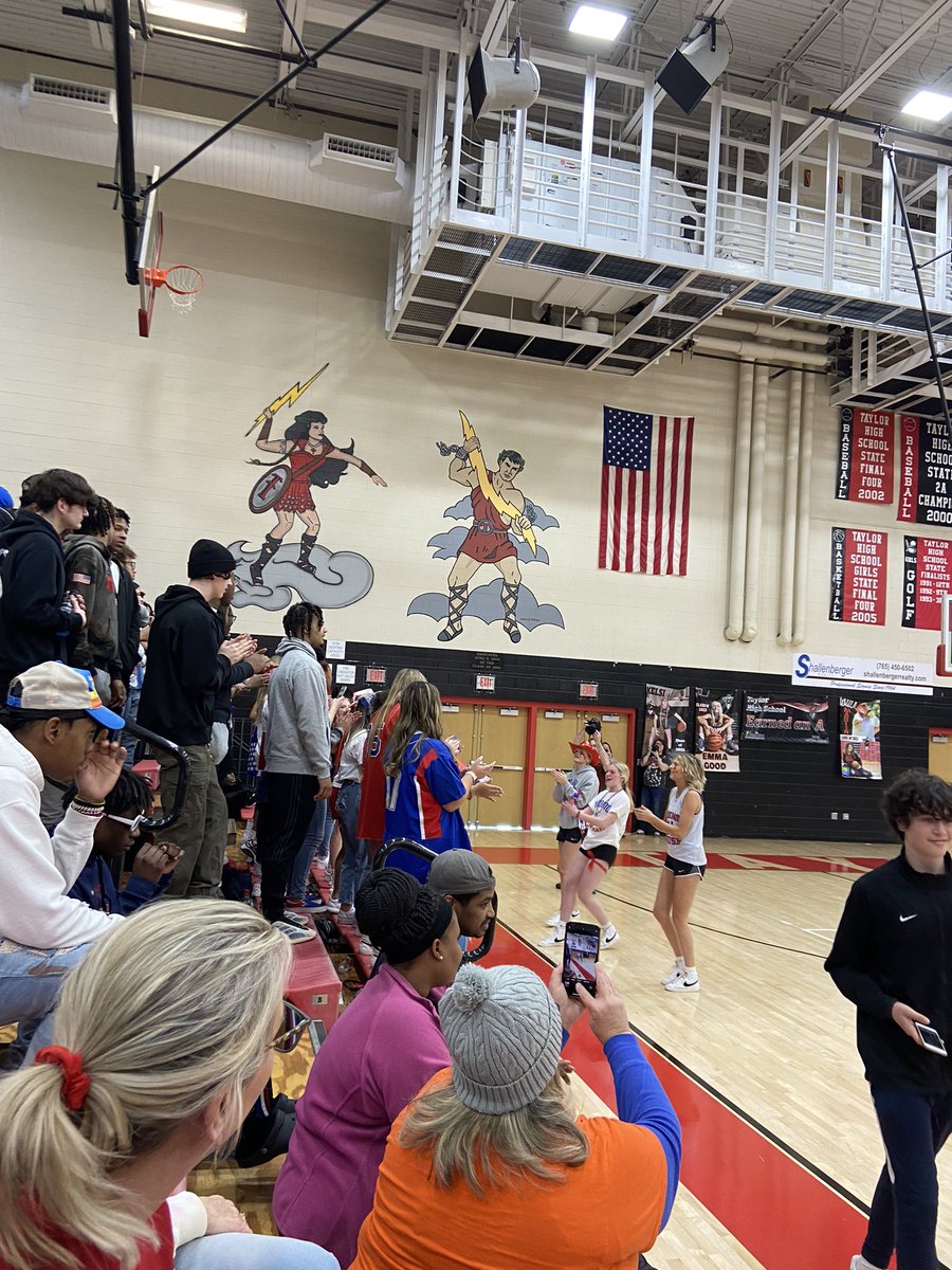 kjbarker's tweet photo. What a fun afternoon!  Plenty of Sunday shenanigans with this team!  Having a blast!   Our cheerleaders, Tashys dunk, Evans football pass and Coach Logan’s 3 point attempt. This is quiite a crew!  The entire team is amazing! Way to represent! 🐾❤️💙👍🏼😂 https://t.co/MBrbhbDJcF