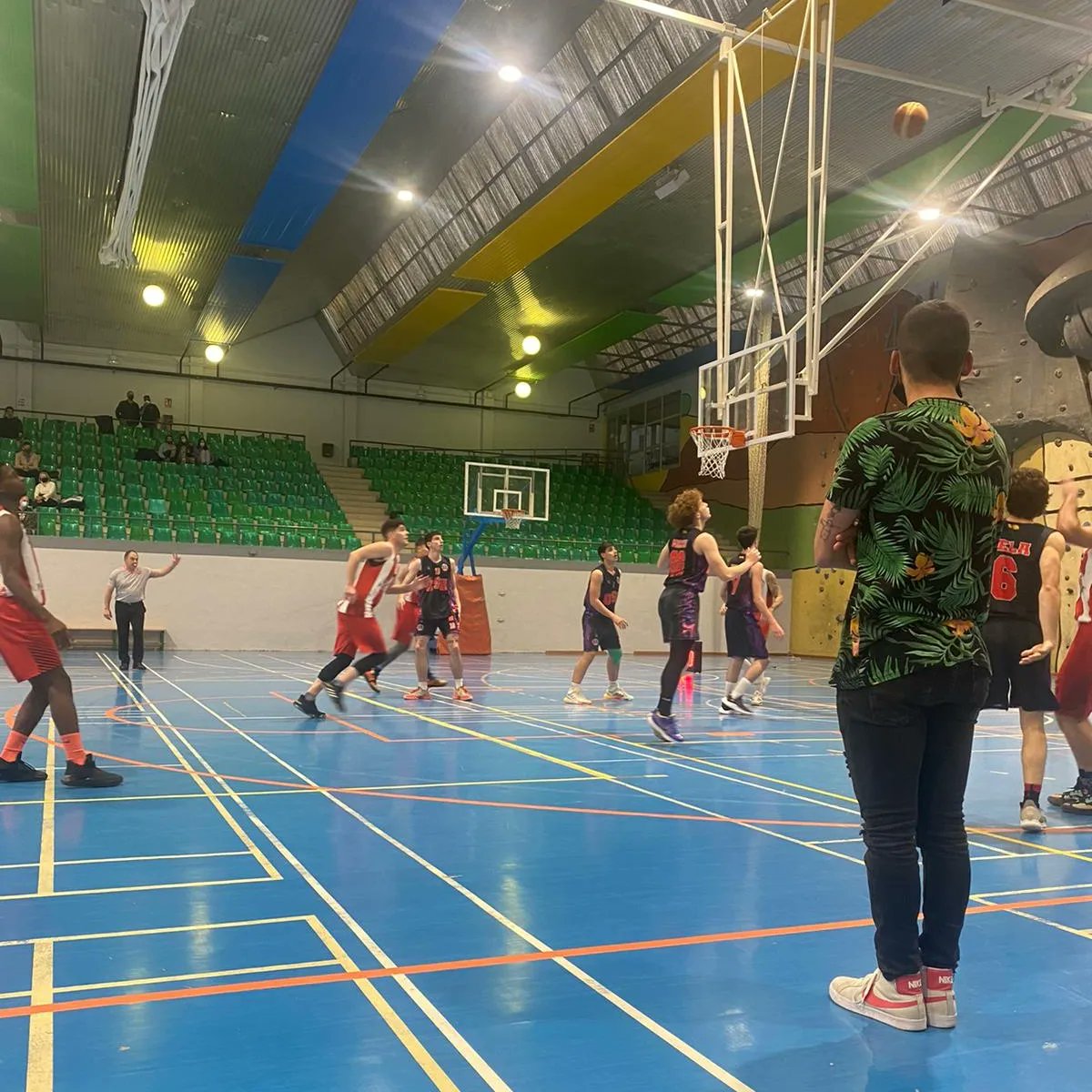 oldSchoolBasket's tweet photo. 🏀 1ª Nacional Masculino A2:
Bodega Pirineos UBB 65 - 59 Ortofarma OSB
#ortofarmaromareda #letsgoldschool #oldschoolfamily #oldschoolspirit https://t.co/Hx5JaFHSxs