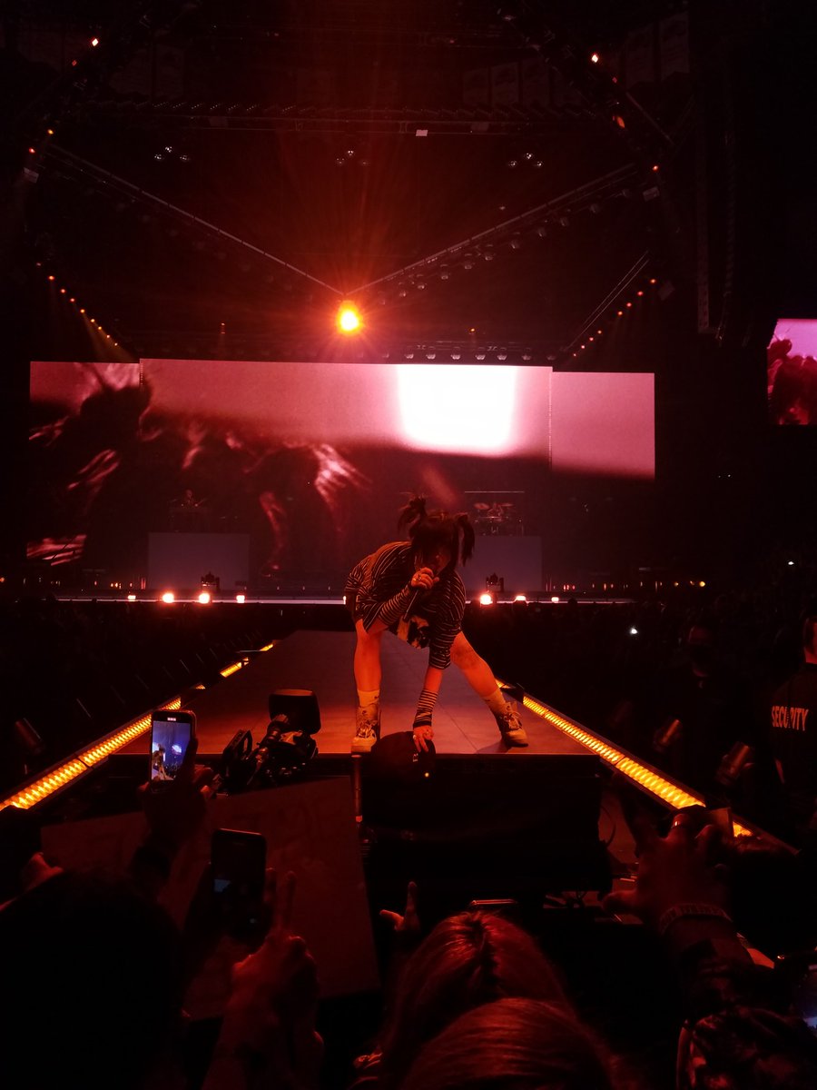 syd_stop's tweet photo. Billie stan twt enjoy these photos #billieeillish #happierthanevertour #HappierThanEver #denver #ballarena #billie https://t.co/IVO49lY8iR