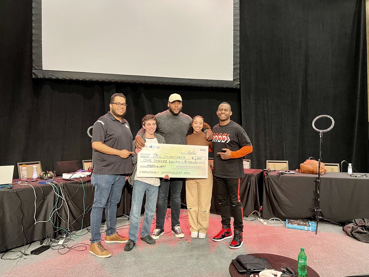 mrlarryridley's tweet photo. Congrats to @TricSlimeyworm for winning my @Compete4ever #Madden22 #HVGamercon Championship at @AlbanyCapCenter His 1st Championship! @Jay_Alford13 @Dell @RapSnacksNow @Zipchair @ZipchairGaming @gucci #nfl #jordans #jordan1pattenbred https://t.co/WM7kGHH6BN