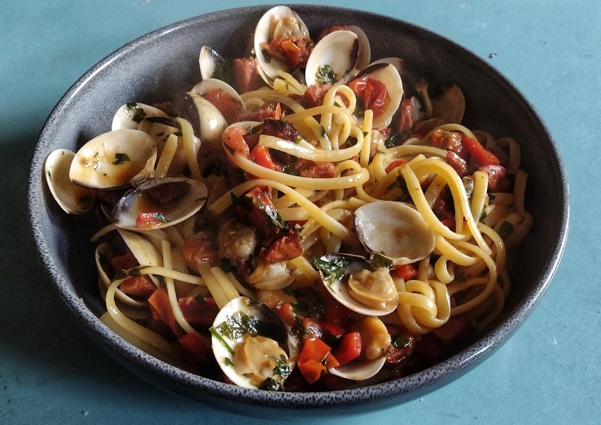 Gargarin's tweet photo. Vongole & chorizo linguine : special Sunday tea #seafood #pasta #Clamazing https://t.co/VfEQPiZCAq