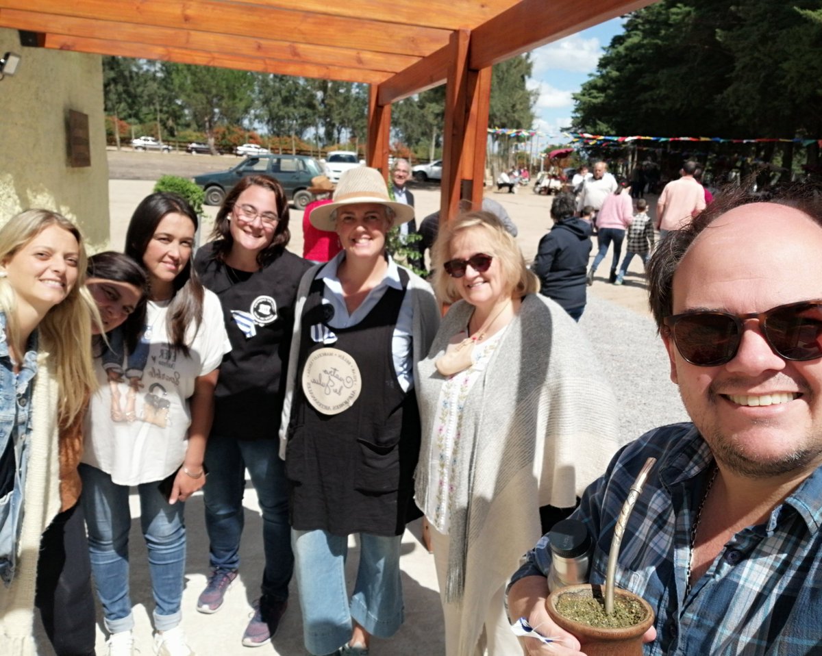 IrazabalDiego's tweet photo. Fue un placer acompañar la inauguración de la Escuela de Emprendedores impulsada por la Dirección de Desarrollo de la @FloresIDF en el predio de la #huertacomunitaria, ese espacio que creamos en 2020, en plena pandemia, y que ahora sigue dando frutos con nuevos proyectos 🌱👏💪 https://t.co/bpZgZZpLVZ