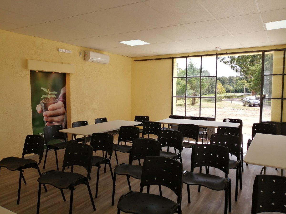 IrazabalDiego's tweet photo. Fue un placer acompañar la inauguración de la Escuela de Emprendedores impulsada por la Dirección de Desarrollo de la @FloresIDF en el predio de la #huertacomunitaria, ese espacio que creamos en 2020, en plena pandemia, y que ahora sigue dando frutos con nuevos proyectos 🌱👏💪 https://t.co/bpZgZZpLVZ