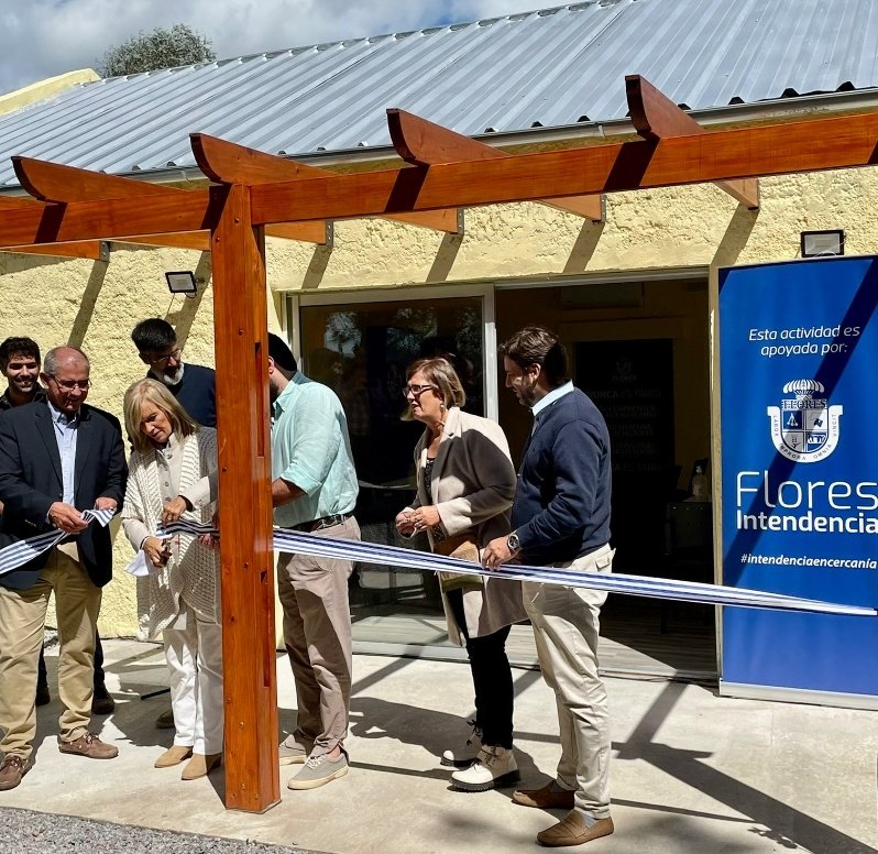IrazabalDiego's tweet photo. Fue un placer acompañar la inauguración de la Escuela de Emprendedores impulsada por la Dirección de Desarrollo de la @FloresIDF en el predio de la #huertacomunitaria, ese espacio que creamos en 2020, en plena pandemia, y que ahora sigue dando frutos con nuevos proyectos 🌱👏💪 https://t.co/bpZgZZpLVZ