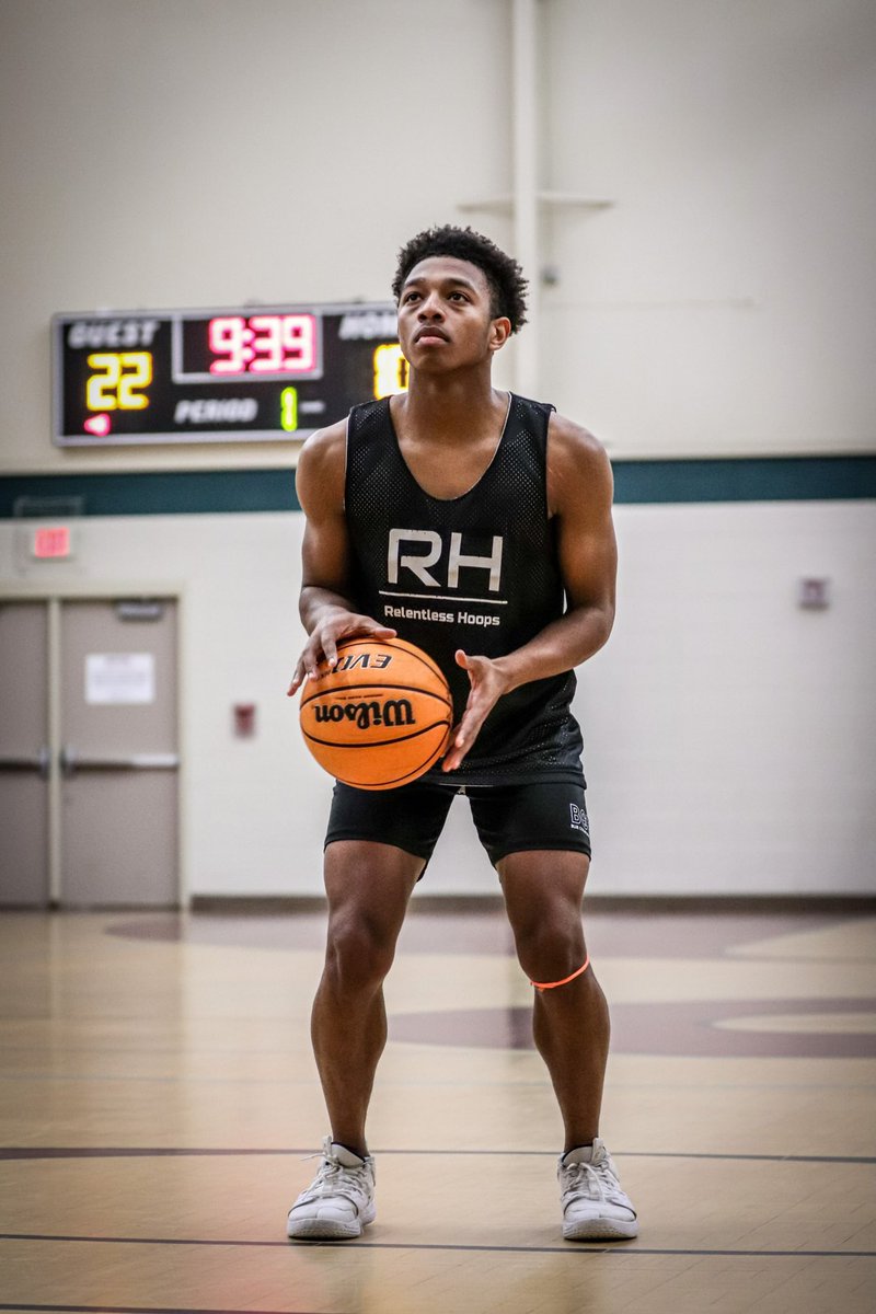 Relentless_Hoop's tweet photo. Team 3 advances to the Championship at the Senior Showdown with an 80-64 win over Team 4. Malachi Dooley was tremendous attacking the rim all game, Justin Birch shot the lights out, Quinn Damm had a solid scoring game as well. https://t.co/Gtxs2EkF0r
