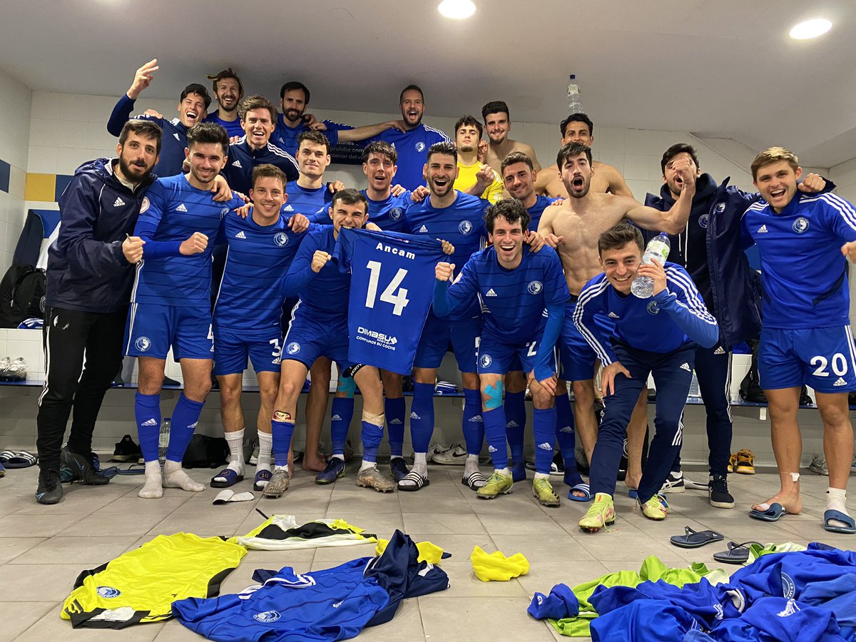 PRIMER EQUIPO| 📸 La foto de la alegría del vestuario por varios motivos:
- 💯 partidos de nuestro capitán  <a href="/37RaulDO/">37RaulDO</a> con la camiseta azul.

- Estrenó goleador de <a href="/ferzaragoza_/">Fernando Zaragoza</a> con el Primer Equipo.

- Vuelta a la senda del ➕3️⃣ en casa, ante nuestra afición.

#CorazonAzul | 💙