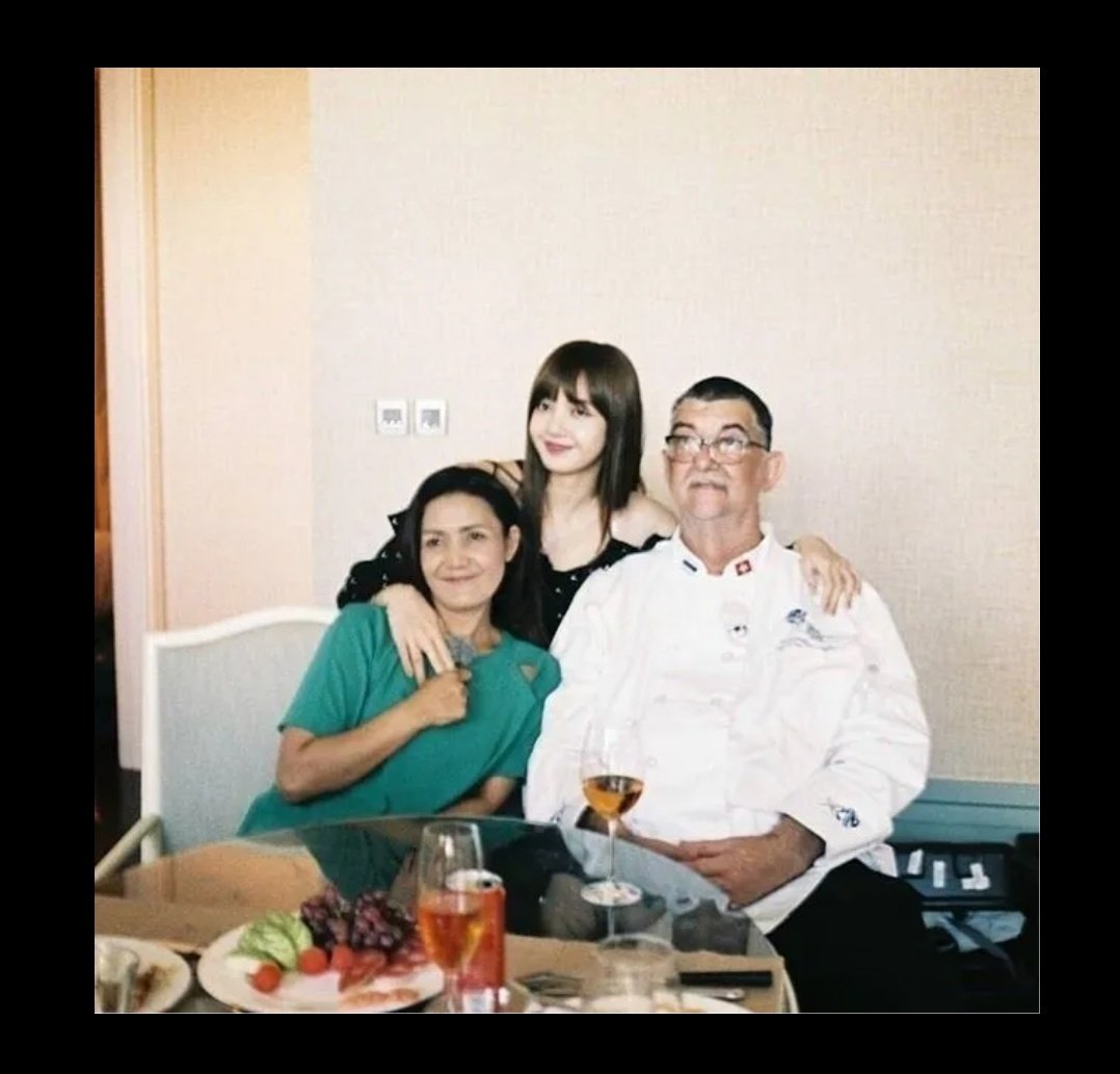 LISKOOKFOREVER0's tweet photo. No traten de culpar a #LISA si es que algunos dicen que el comeback se va a trazar... SUELTENLA!!! 📢

En ves de eso simplemente felicitenla y denle buenas vibras ella está feliz ya que se recontrara con su FAMILIA después de tanto tiempo ✨✨✨

PLEASE 😭 https://t.co/cIPOcf8eQi