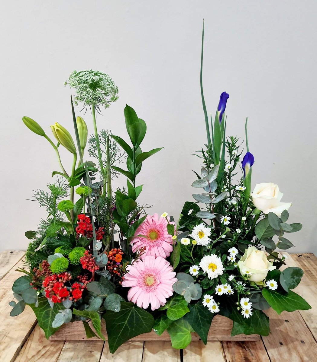 kenmugwami's tweet photo. Flower box #gerberas #LILIES #chrysanthemums #laceflowers #Iris #roses https://t.co/jK5TvbgWkb