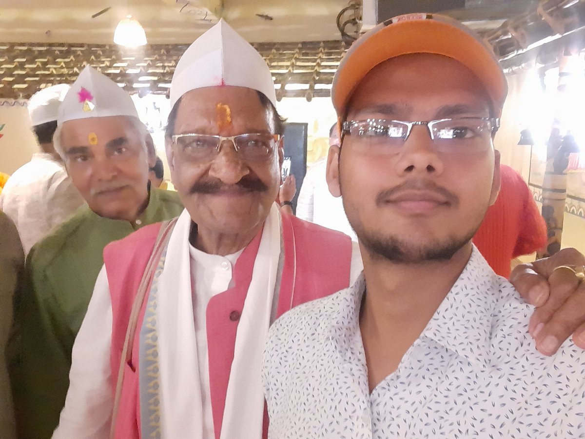 __AdityaN__'s tweet photo. साँड बनारसी जी संग कुछ यादगार पल ❤️🙏
#Banaras #banarasi #varanasi #Kashi https://t.co/rfyShbHZQL