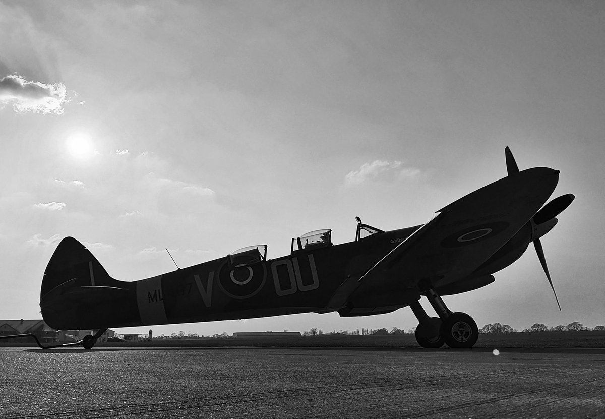 andy_durst's tweet photo. Ah, that's better... spring is in the air!
Great to fly with @smeebatics and @MikeLingPilot for annual recurrent training.
#ultimatewardbirdflights #ML407 #spitfire #warbird #avgeek #warbirdflights #flying #pilots https://t.co/1eoGVWbHMe