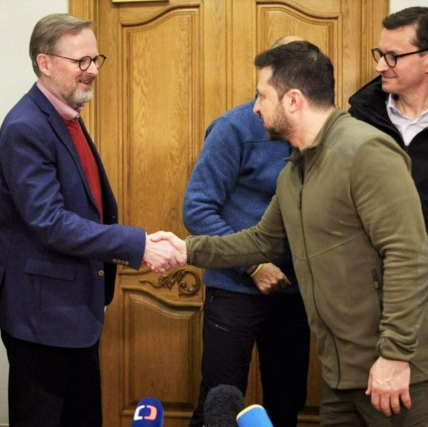 HPrahy's tweet photo. Pravda a láska musí zvítězit nad lží a nenávistí. https://t.co/jITPU7nzcp