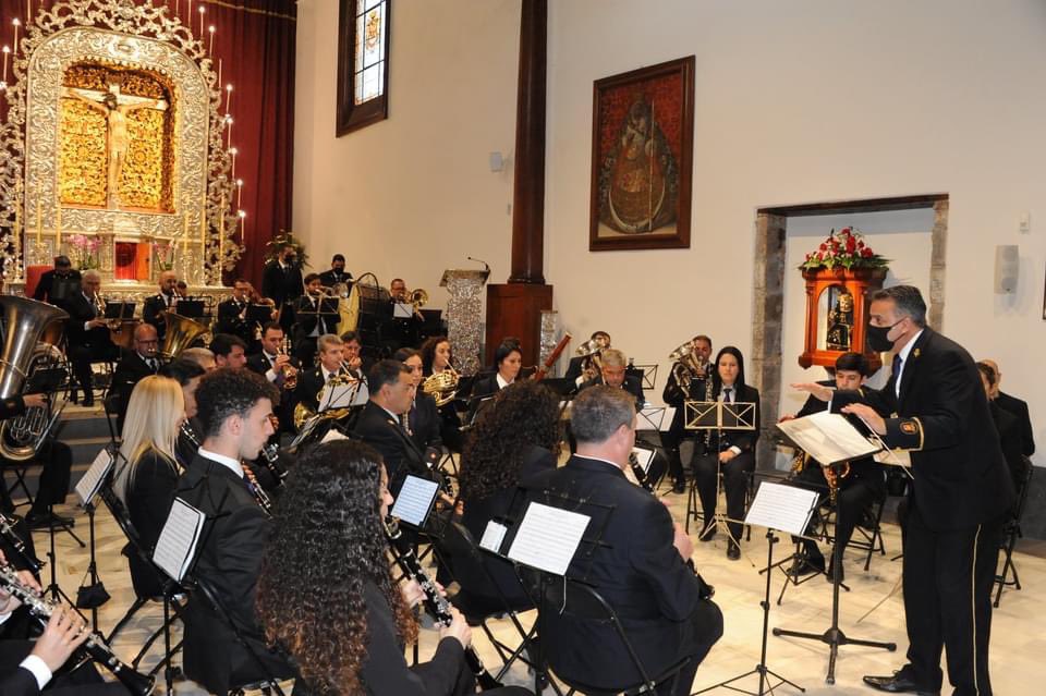 BandaLaLaguna's tweet photo. Día histórico el de hoy para nuestra banda centenaria. Después de casi tres años nos hemos vuelto a encontrar con nuestro fiel público en el mejor lugar, el Real Santuario del Santísimo Cristo de La Laguna. Momentos llenos de gran emoción. ¡Gracias!
#Cuaresma2022 💜🎶 https://t.co/pmnJAETGde