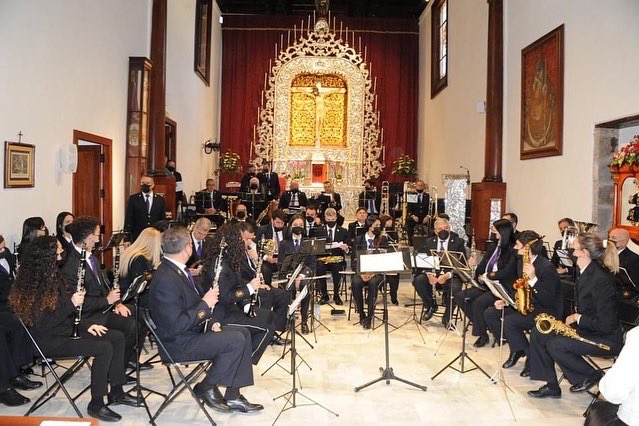 BandaLaLaguna's tweet photo. Día histórico el de hoy para nuestra banda centenaria. Después de casi tres años nos hemos vuelto a encontrar con nuestro fiel público en el mejor lugar, el Real Santuario del Santísimo Cristo de La Laguna. Momentos llenos de gran emoción. ¡Gracias!
#Cuaresma2022 💜🎶 https://t.co/pmnJAETGde