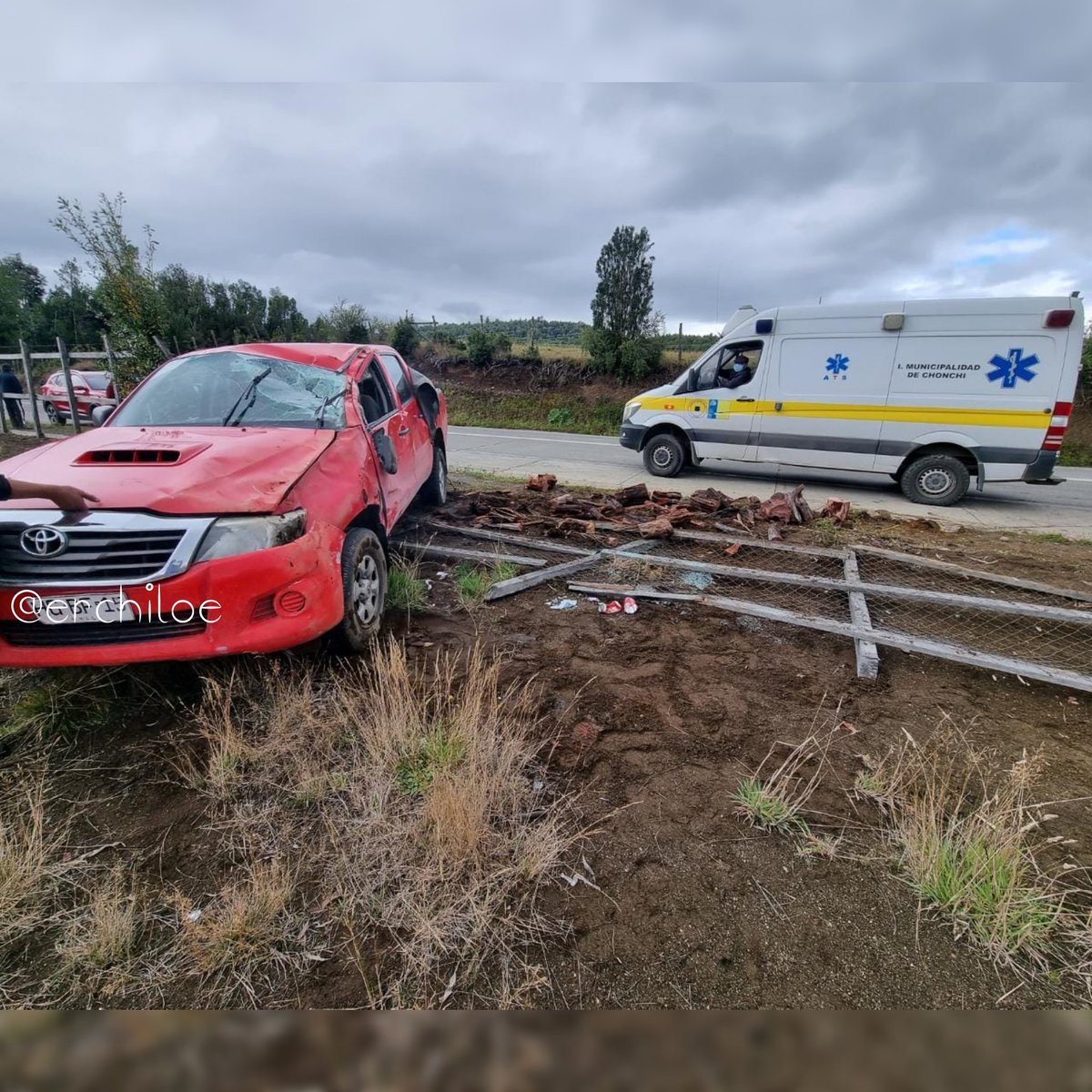 erchiloe's tweet photo. 𝗖𝗛𝗢𝗡𝗖𝗛𝗜  🚨
Unidades de emergencias trabajaron en el sector #Natri por volcamiento de vehículo con una persona lesionada.
📷 Cedida 
#Precaución 🚧 
[En Desarrollo] https://t.co/UF5uG14ACG