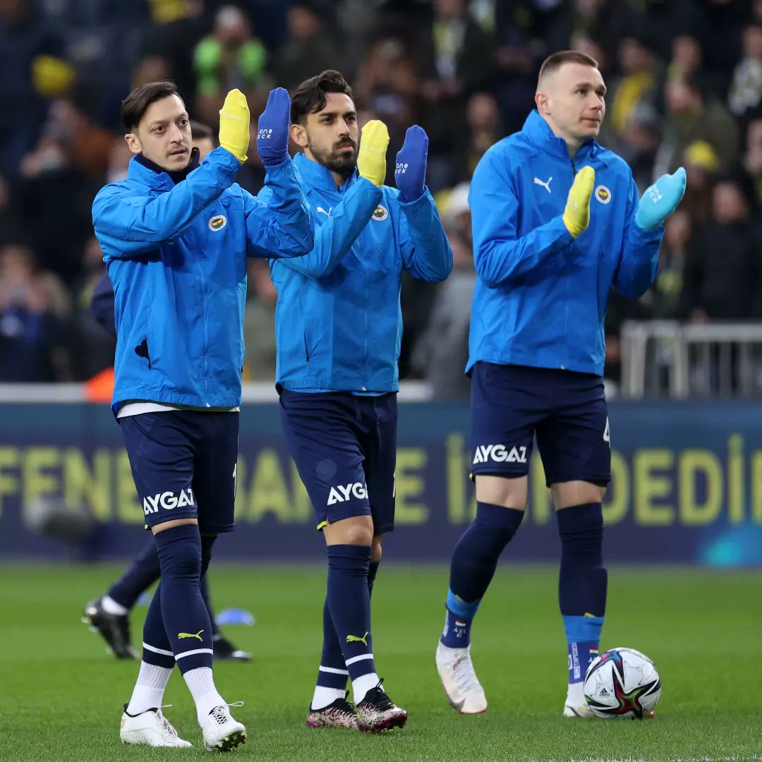 Mesut Özil, İrfan Can Kahveci ve Szalai Seyirciyi Selamlıyor