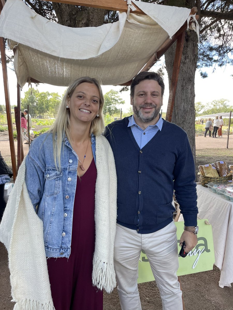 SabiaUy's tweet photo. Desde 2019 somos parte de la comunidad de #EmprendimientosANDE. Gran alegría encontrar a sus representantes @Martin_Ambrosi_ de visita por nuestro pueblo! Emprender con su apoyo y la red de emprendedores @ANDEUruguay es lo máximo! 🙌🏽 https://t.co/IDt8jU43vK