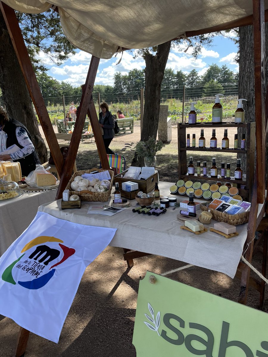 SabiaUy's tweet photo. Desde 2019 somos parte de la comunidad de #EmprendimientosANDE. Gran alegría encontrar a sus representantes @Martin_Ambrosi_ de visita por nuestro pueblo! Emprender con su apoyo y la red de emprendedores @ANDEUruguay es lo máximo! 🙌🏽 https://t.co/IDt8jU43vK