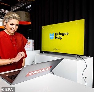 TheNorskaPaul's tweet photo. #QueenMaxima of the #Netherlands launches online platform #RefugeeHelp to aid #Ukranian child refugees obtain visas on Friday at an application centre in #Broodfabriek #Rijswijk 🇳🇱🇺🇦👍 https://t.co/L1Q0Bfkdqz