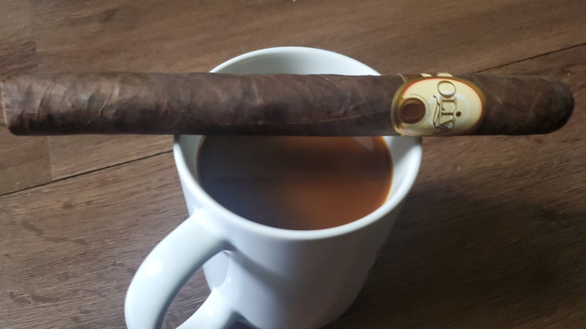 rayadh97's tweet image. Sunday afternoon 💨.  #cigarmode #oliva #burnone #toash