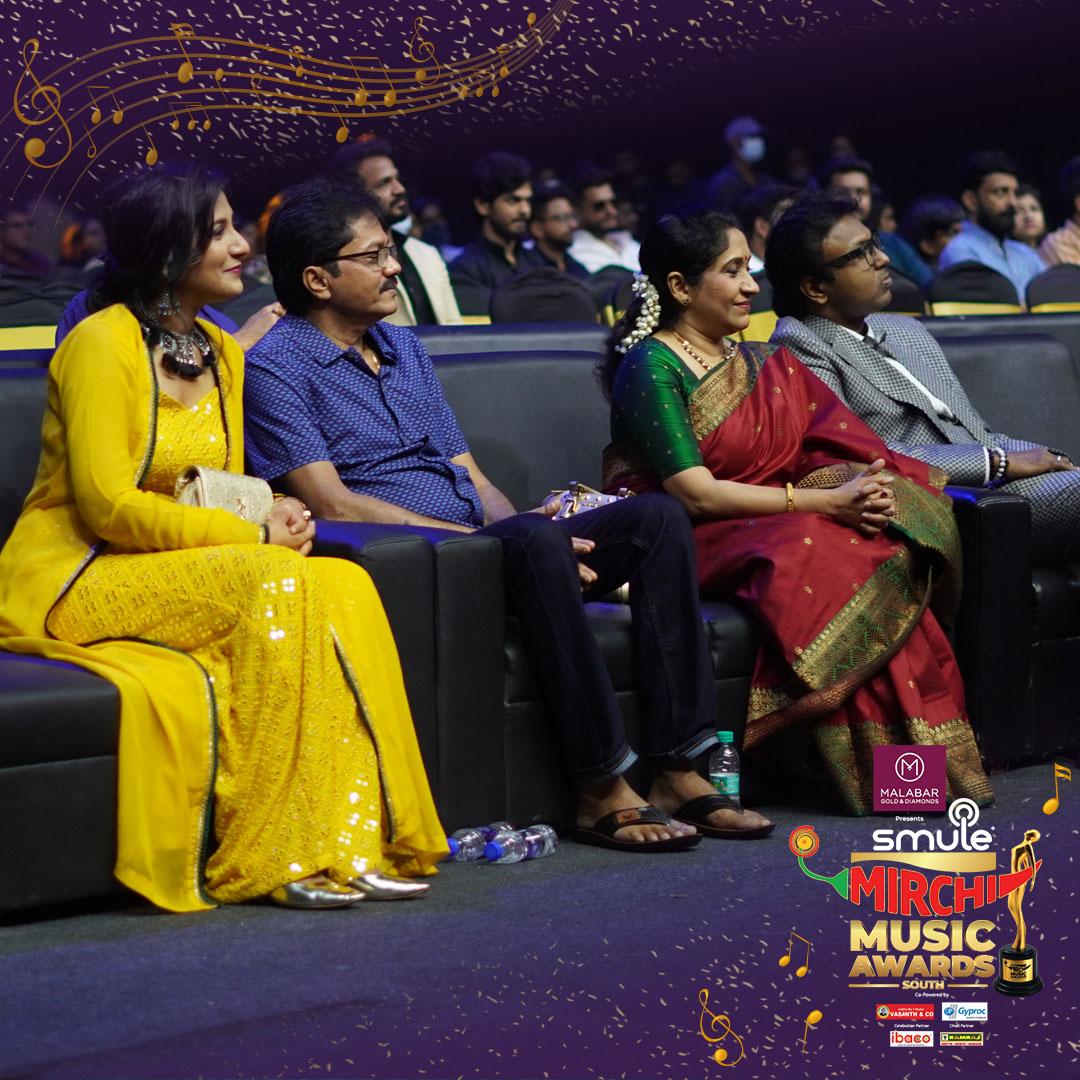 MirchiTamil983's tweet photo. Welcome Isai Kudumbam😍

@sujathamohanofficial @_shwetamohan_

#MirchiMusicAwardsSouth #MMAsouth #SalutestheMusic #celebratingMusic #musicandmusicianstohonour https://t.co/NeCMOOmUgN
