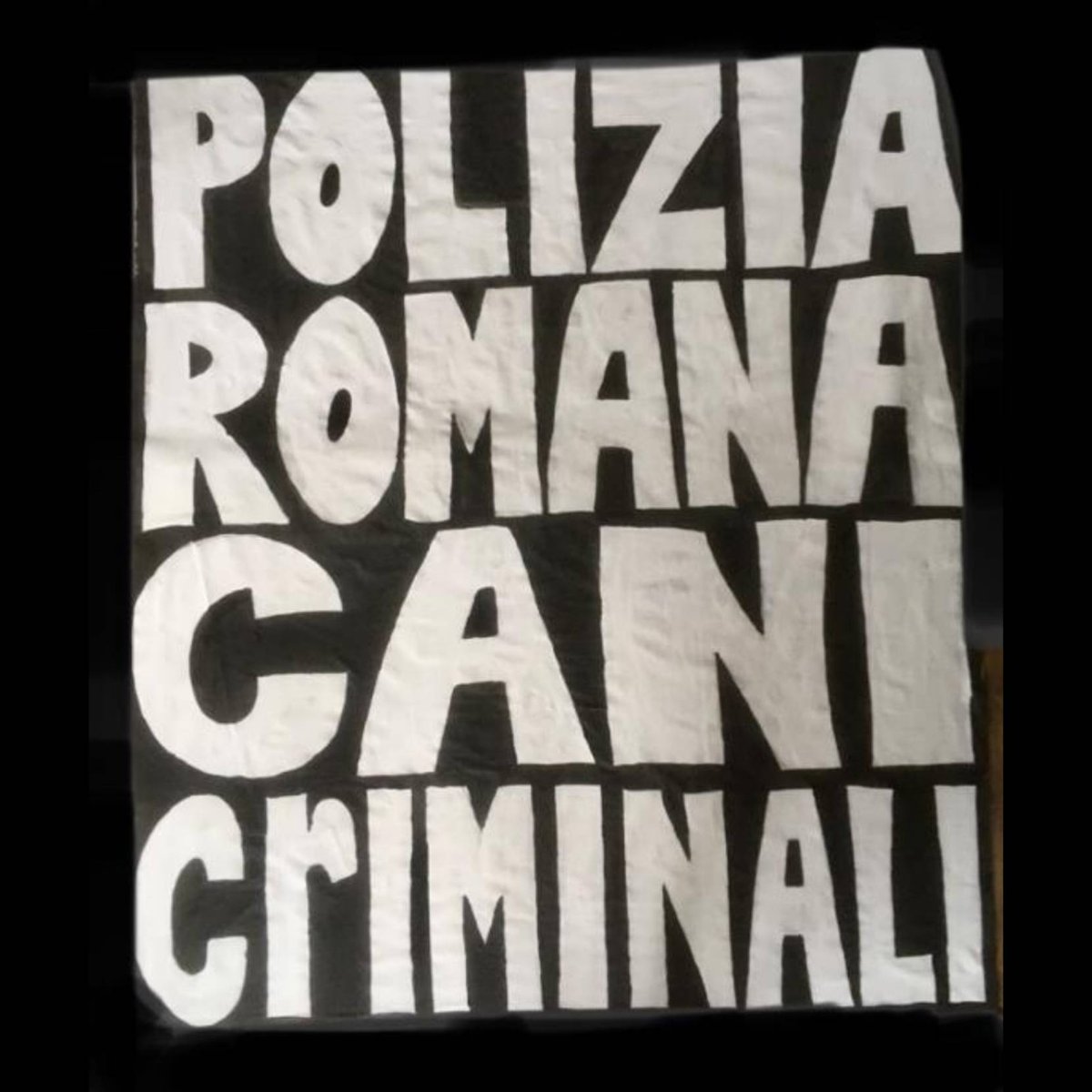 Arnhem1892's tweet photo. Doekje voor  Italiaanse politie ivm de wedstrijd tegen AS Roma... #VITrkc #romVIT #asrVIT #Vitesse #Arnhem https://t.co/goUiITUtqj