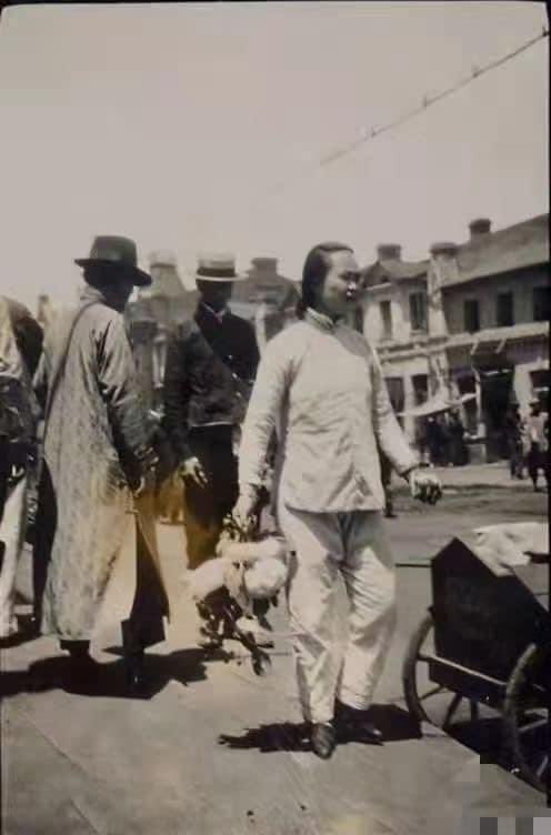1918，行走在海參崴(伏拉迪沃斯克)街頭的中國女子，十年後，這些國人有三十萬人被蘇聯內務部契卡全部屠戮！