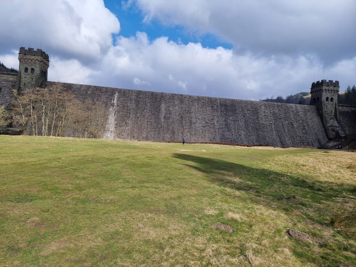 Gorgeous sunny  wander around ladybower and derwent dam today
#nhs1000miles #hikingadventures #peakdistrict #derwentdam #dambusters #ladybower #blowingawaythecobwebs #springishere #whippetlife