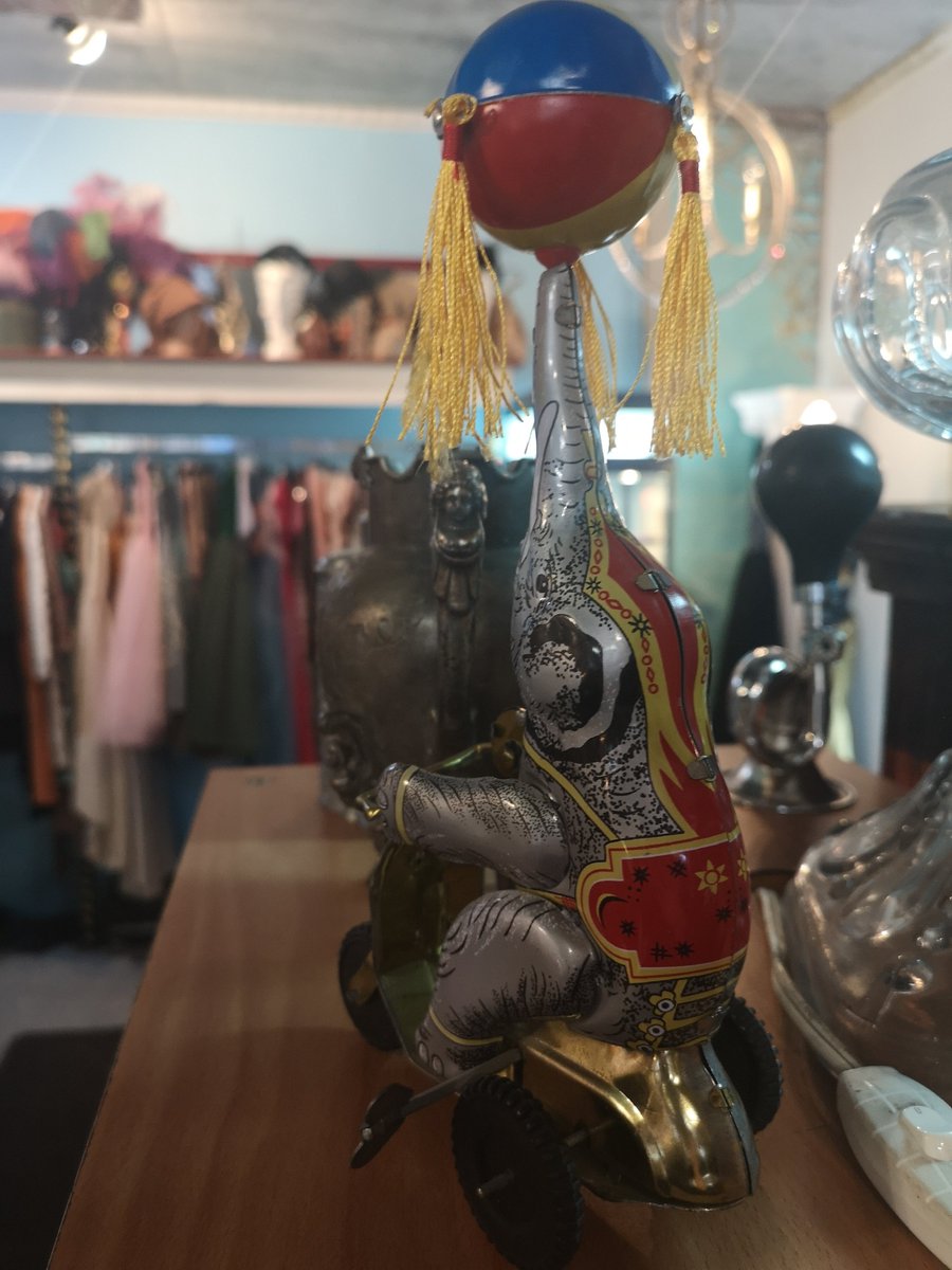 robservations's tweet photo. Got so excited in a Montreal thrift shop today when I saw @RealBobMortimer 's sausage and pork pie presentation unit. Tried to explain to store owner my excitement but he was just confused !! #taskmaster #realbobmortimer https://t.co/qy4ts4G2Fj
