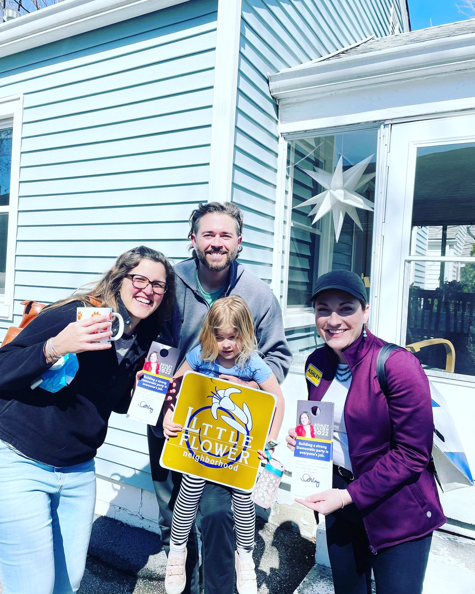 Ashley_B_Eason's tweet photo. It’s an awesome afternoon in @littleflowerind! Thanks for making me feel so welcome, neighbors! #SD46 #loveindy #INDems #INSD46 https://t.co/tFrUY9shhS