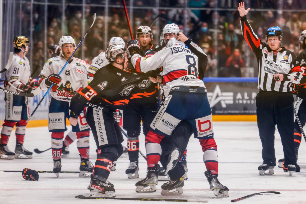 loewenfrankfurt's tweet photo. Das letzte Drittel...Löwen on fire🔥🔥🔥
📸©️PuckpixbySteph 
#FRAFRB 3:1 #bembelhockey #gemeinsambruellen https://t.co/u0IJkyydM5