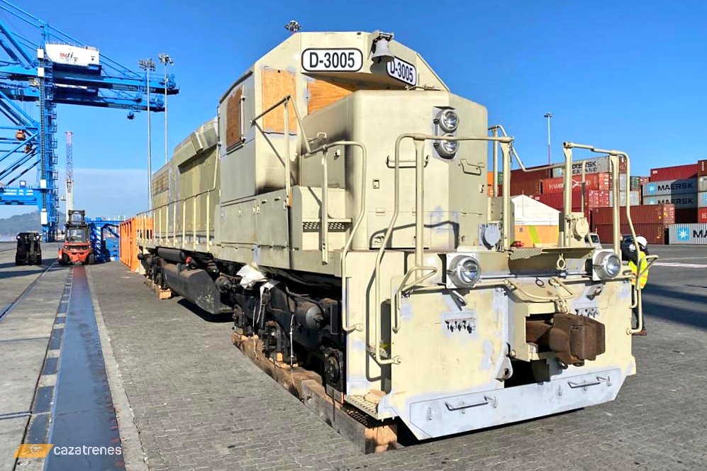 CazaTrenesChile's tweet photo. Nueva Locomotora para #Transap!
Ayer se concretó la llegada de la Loc D-3005 al puerto de San Vicente, pronto tendrá su traslado al taller de la empresa en la comuna de Laja donde se terminará de habilitar para su uso en las vías del país .
.
#cazatrenes https://t.co/8XjqgmUb0L
