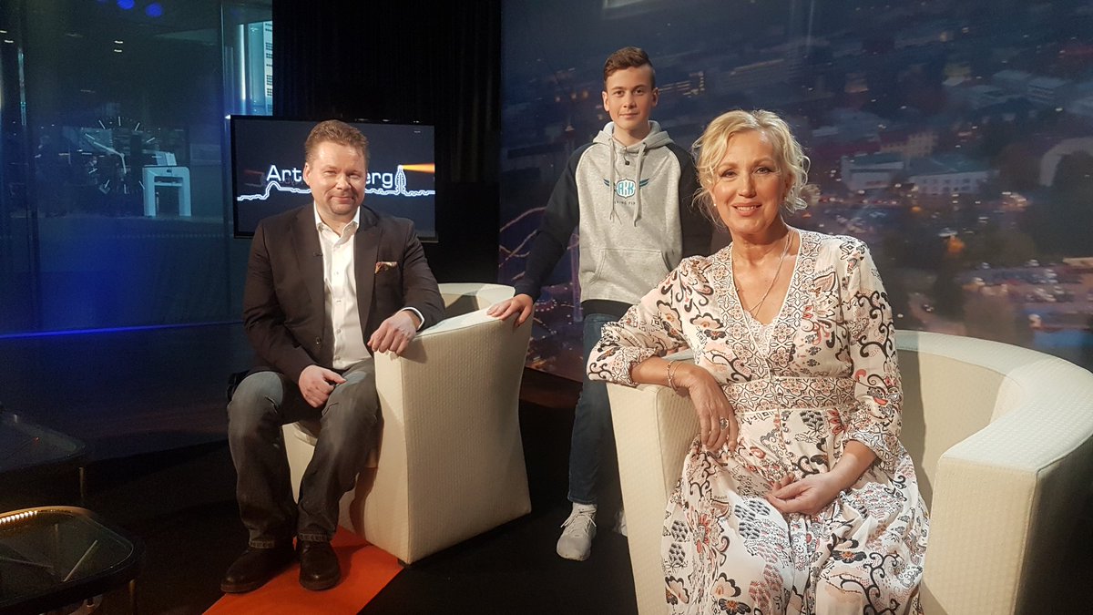 LAkimof's tweet photo. @artonyberg suora lähetys @YleTV1 klo 1845: @PasiKivioja , kartingin MM Tuukka Taponen ja @hktfi Merja Larivaara. https://t.co/siO1v3sjGo