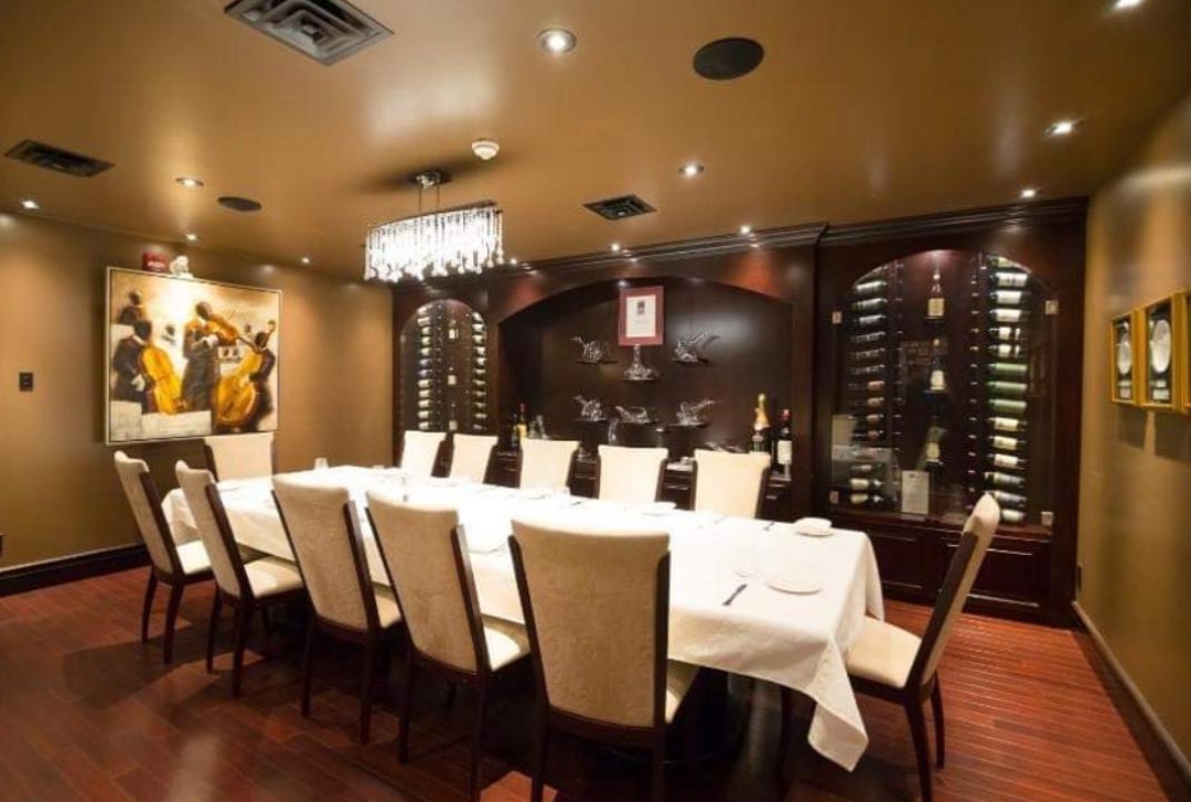 The_Trattoria's tweet photo. 🥁 Drumroll please.... Our VIP private dining room and wine room! Seats up to 16 people, A/V equipment included. Perfect for office meetings, lunch meetings, or intimate family dinners. 🍝 Call to book ☎️
#privatedining #privatediningroom #wineroom #ottawarestaurants #613eats
👍🏻 https://t.co/WNH9fveKaF