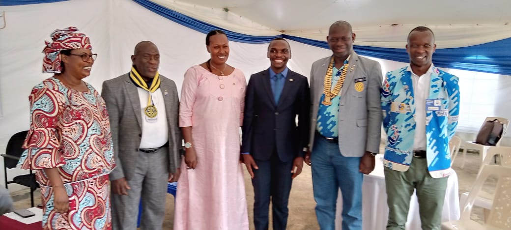 Rotary9150's tweet photo. Today March 20,2022 the DG @teckpp  accompanied by ADG @ManirereJD visited the Rotary Club Kivu Lake. 
They planted trees with Mayor of @RubavuDistrict @kambogo1 close to #Sebeya River. #ServeToChangeLives https://t.co/95VX7VsfOw