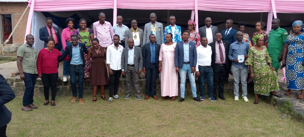 Rotary9150's tweet photo. Today March 20,2022 the DG @teckpp  accompanied by ADG @ManirereJD visited the Rotary Club Kivu Lake. 
They planted trees with Mayor of @RubavuDistrict @kambogo1 close to #Sebeya River. #ServeToChangeLives https://t.co/95VX7VsfOw