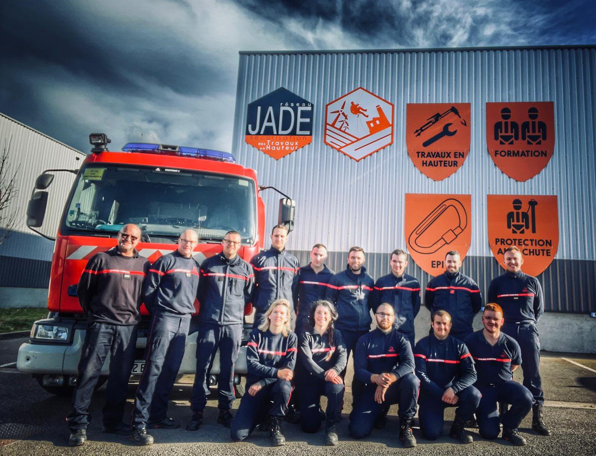 Sdis59's tweet photo. [#formation #SPV]

Retrouvez les images de la formation de #sapeurspompiers volontaires du centre de secours de Bailleul-Meteren, qui était récemment à Grande-Synthe pour découvrir les manœuvres du #LSPCC Lot de Sauvetage et de Protection Contre les Chutes.

📸 G FENARD https://t.co/7hzuUQHGNH