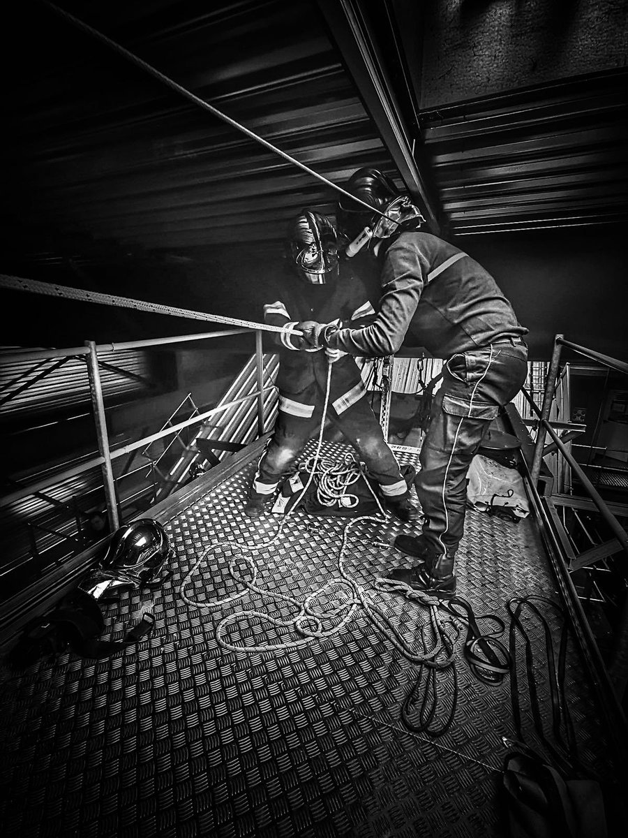 Sdis59's tweet photo. [#formation #SPV]

Retrouvez les images de la formation de #sapeurspompiers volontaires du centre de secours de Bailleul-Meteren, qui était récemment à Grande-Synthe pour découvrir les manœuvres du #LSPCC Lot de Sauvetage et de Protection Contre les Chutes.

📸 G FENARD https://t.co/7hzuUQHGNH