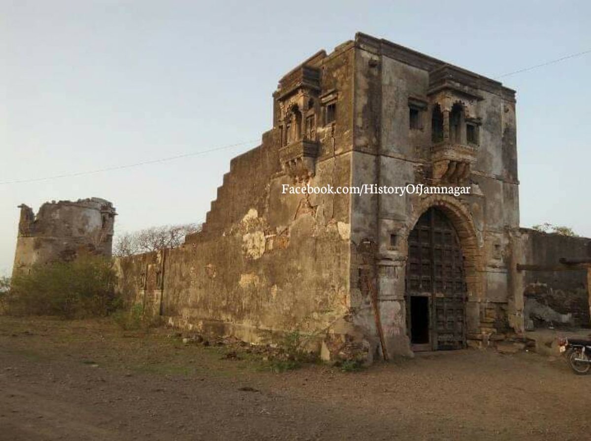 JamnagarHistory's tweet photo. The sadly dilapidated old buildings of Jamnagar.
In our countries places like this are maintained and show as historical tourist attractions. We need to do more preserve the history of Jamnagar.

#Jamnagar #HistoryOfJamnagar #History #JamnagarHistory https://t.co/GvIa0AMzmE
