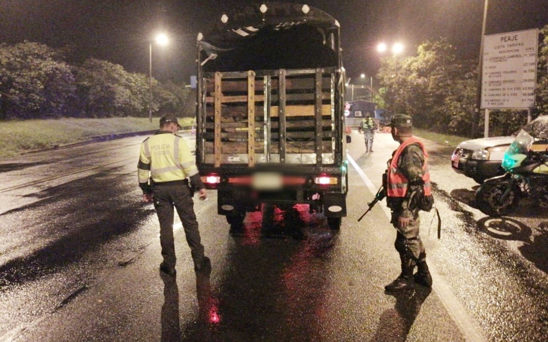 AcaciasWeb's tweet photo. #Seguridad 👮‍♂️ | El @COL_EJERCITO y personal de Tránsito y Transporte de la @policiadecolombia, realizaron puesto de control en el peaje Ocoa en la vía Acacías - Villavicencio, con el fin de garantizar la seguridad de los viajeros.

@AcaciasWeb🎙️
#CaminoDeOportunidad🚶🏻‍♂️🚶🏻‍♀️ https://t.co/jv2Iz3fkJK
