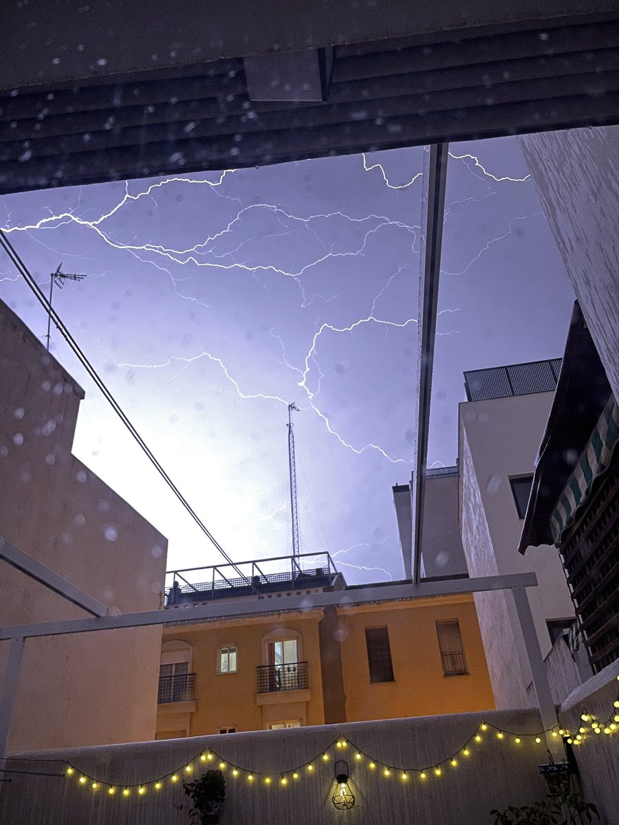 ManuJReina's tweet photo. Se ilumina el cielo de la Trinidad para recibir a la primavera @Storm_Malaga #Málaga https://t.co/A9BtFXIaoA