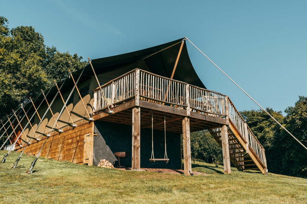 GlampinglyHQ's tweet photo. The kids can swing on the swings, run in the woods, draw on the walls &amp; sleep in a cosy cupboard. Parents can dine on the deck &amp; take in the view. 👉 https://t.co/iMvmDYmA6V

📍 Otter's Holt, Devon
#️⃣ #glamping #devon #visitdevon #family https://t.co/n74vHJRWzy