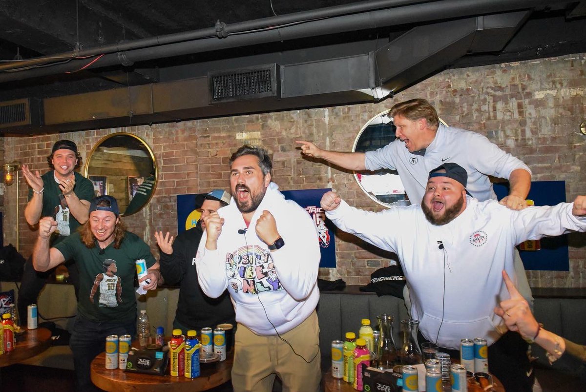 BarstoolBigCat's tweet photo. March. Friendship. #PositiveVibesOnly https://t.co/2x6hkkefsb