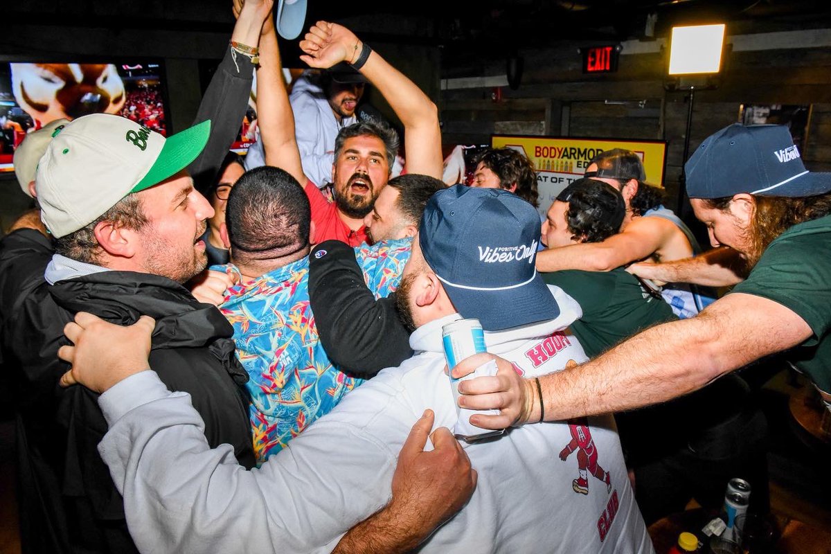 BarstoolBigCat's tweet photo. March. Friendship. #PositiveVibesOnly https://t.co/2x6hkkefsb