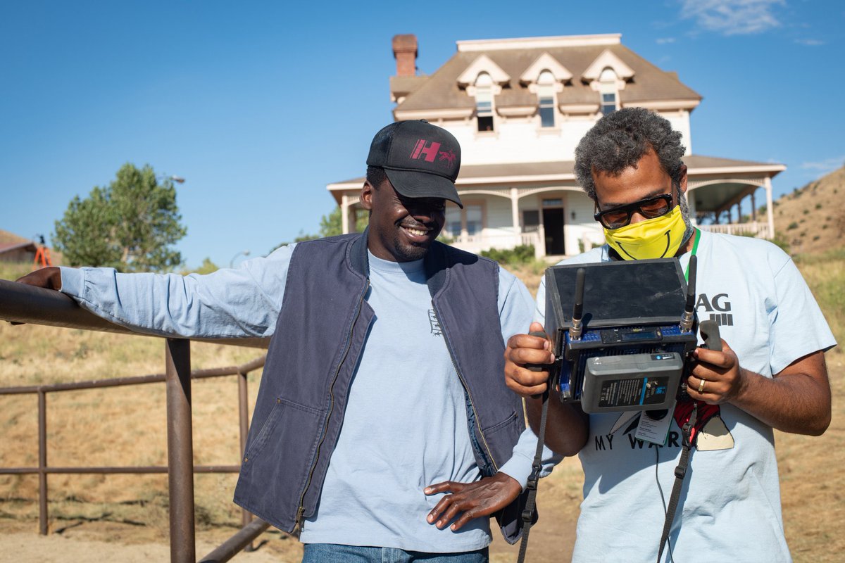 DiscussingFilm's tweet photo. A new look at Daniel Kaluuya and Jordan Peele behind the scenes on ‘NOPE’. https://t.co/fwc9NpfC9G
