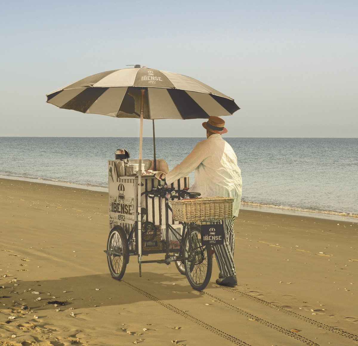 Esta imagen en la playa de Sanlúcar de Barrameda es un homenaje a los heladeros que, durante 130 años, han llevado nuestros helados a todos los rincones de Andalucía.
#Laibense1892 #instantesenormes