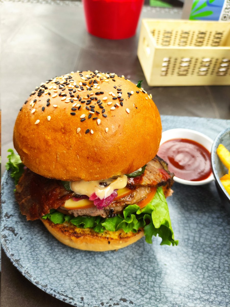 Zue60's tweet photo. Mi opinión
🍔 Brisky Valenberg
👨🍳 Grill Meister
BUENÍSIMA!
La carne tenía sabor, el brisket también, el chutney muy rico, se le siente el toque del queso ahumado, definitivamente si la dejan en el menú la pediría de nuevo
La verdad me gustó y Buco!
#BurgerWeek2022 https://t.co/0Z3ybMj6GP