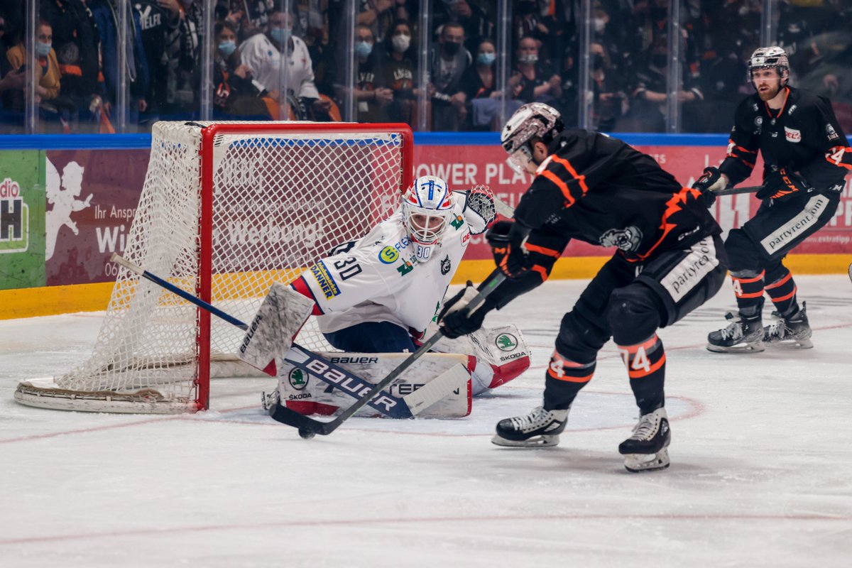 DEL2_News's tweet photo. Dritter Sieg für Frankfurt: Die @loewenfrankfurt gewinnen mit 5:1 gegen den @EHC_Freiburg und sicherten sich den Matchpuck für Dienstag. 

Foto: Puckpix by Steph #del2 #HerzblutEishockey #frafrb https://t.co/PTI0JIoOfn
